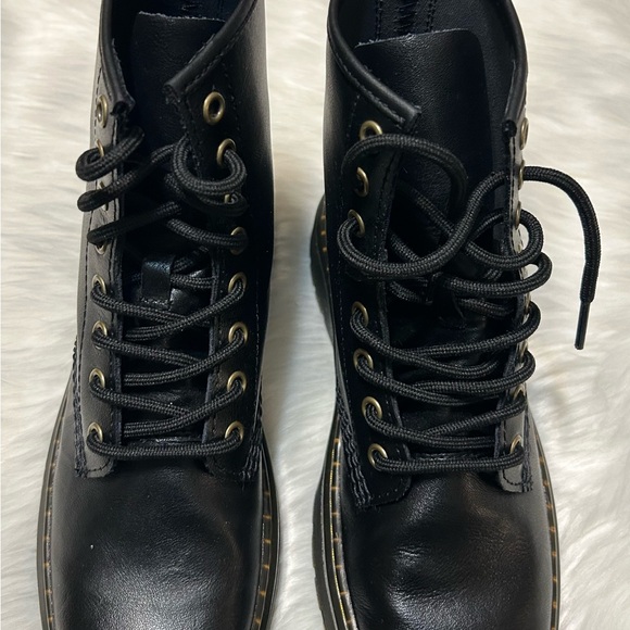 Dr. Martens Unisex Black Lace-Up Boots Women size 7 Men size 6 - Picture 2 of 7